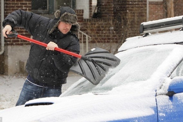 Как выбрать хорошую щетку для чистки снега с автомобиля